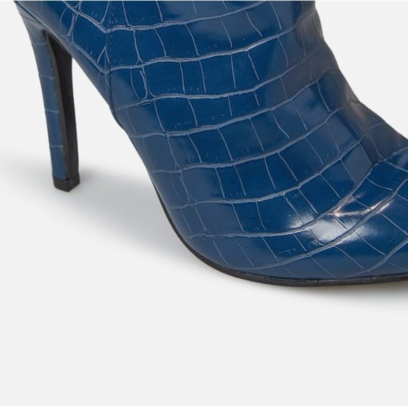 Blue heeled boots. Pointed-toe boot w/ stiletto heel. High heels. Winter or Fall - Picture 4 of 15